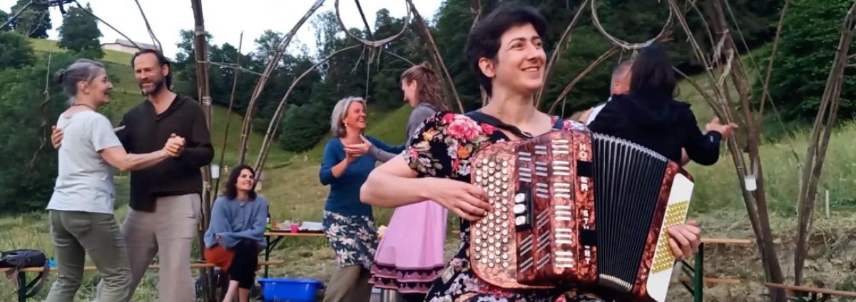 Sommerfest in der Weiden-Kathedrale in Guggisberg