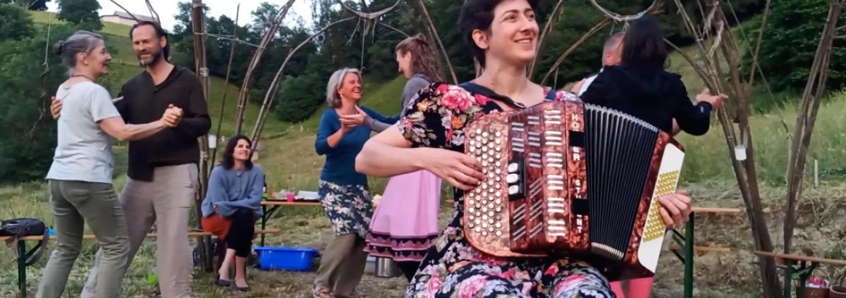 Erntedankfest mit Bal folk am 21.09.2024 in der Weiden-Kathedrale in Guggisberg